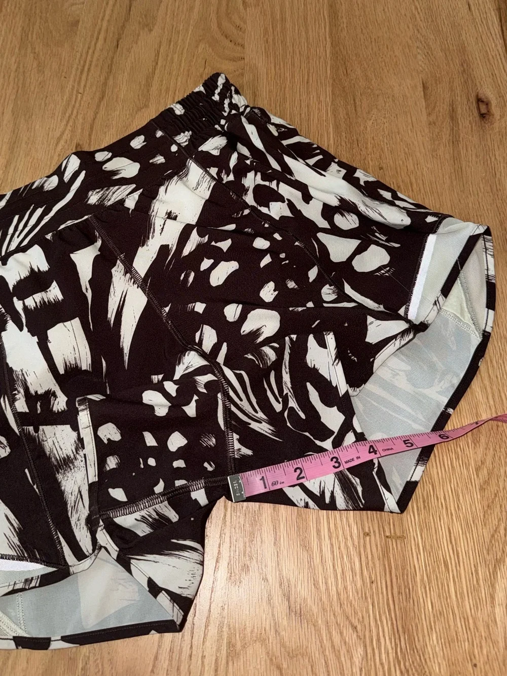 LIKE NEW 4” Lululemon Hotty Hot High Rise Lined Short Espresso Bone Size 6